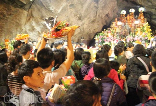 Vàng mã vắng bóng ở chùa Hương ảnh 2